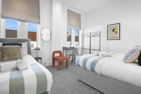 Stadium View Apartments - Spacious 3 Bed Flat with Private Parking & 2 Showers